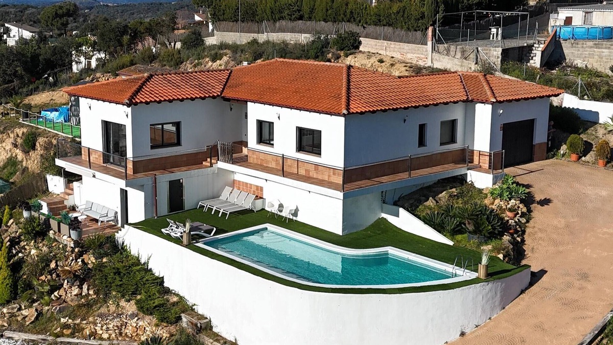 Mas Altaba Villa | Spacious Villa with Private Pool & Gym – less than 20 min from Beach
