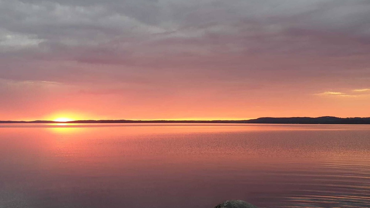Sotkamo Villa | Spacious Villa with panoramic lake views and beachfront sauna by the beach.