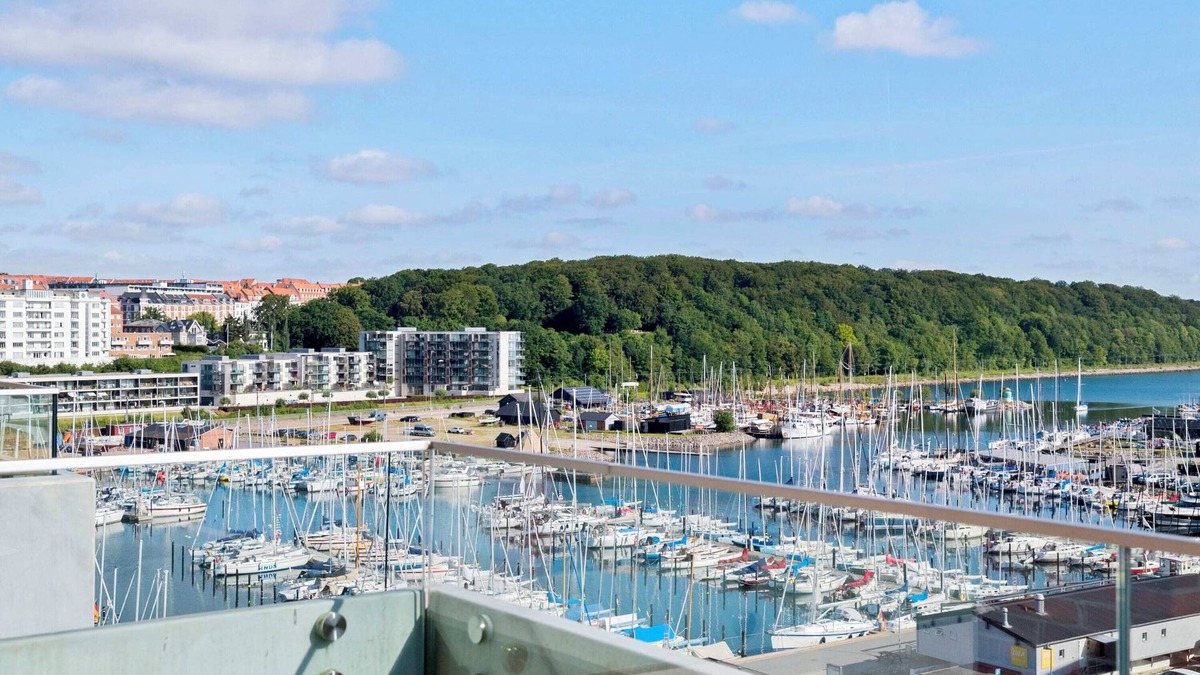 Aarhus C Apartment | Spacious waterfront apartment with marina views