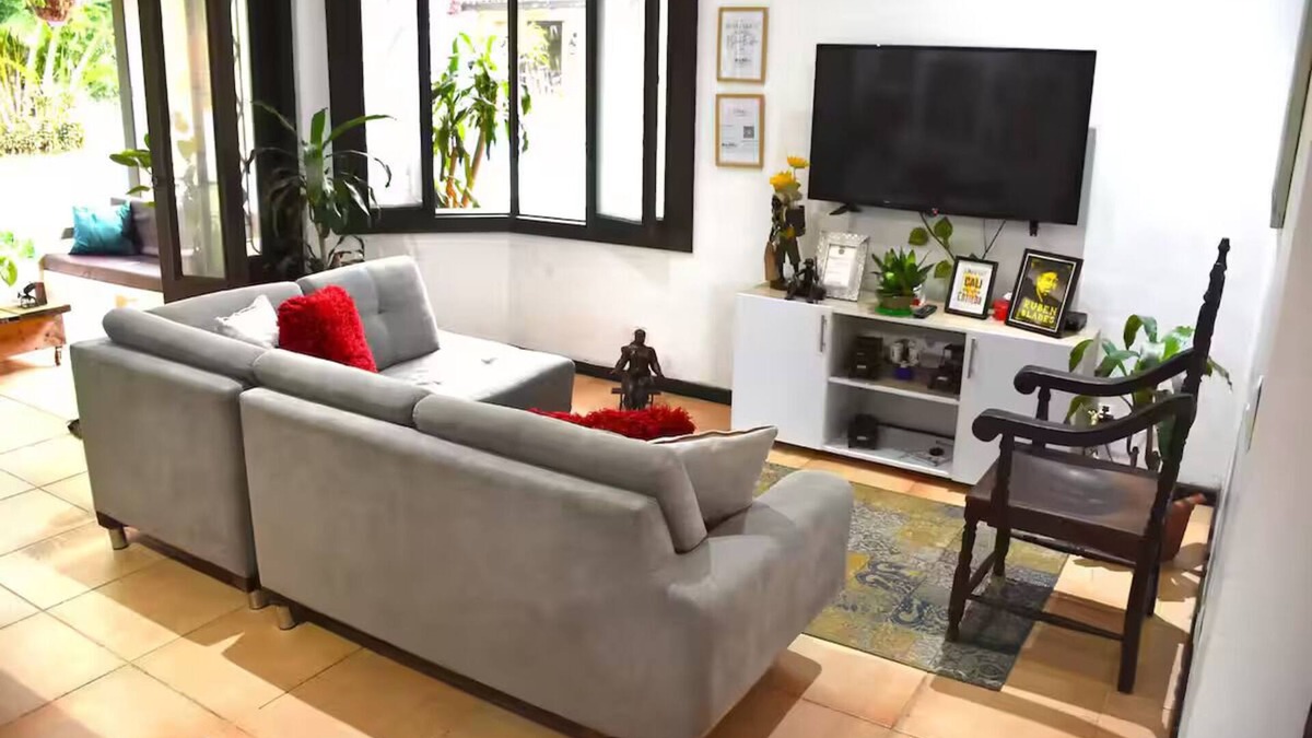 Cali House | Spacious Wellness House in Ciudad Jardín - Ideal for Groups of 13 People