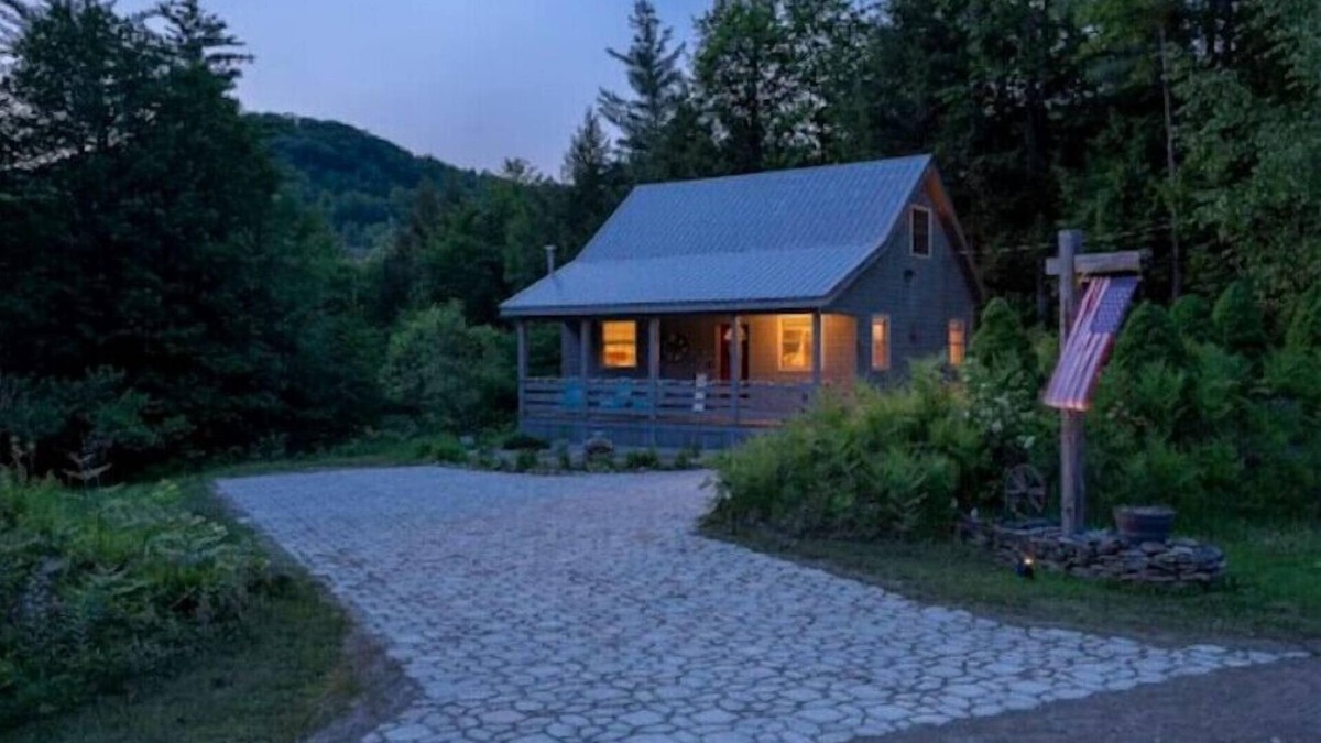 Thornton House | Spacious White Mtns Cabin with Grill, Patio, & Fireplace