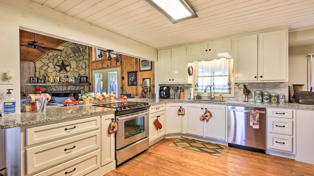 Inman House | Spacious Williamson Home: Private Yard & Deck