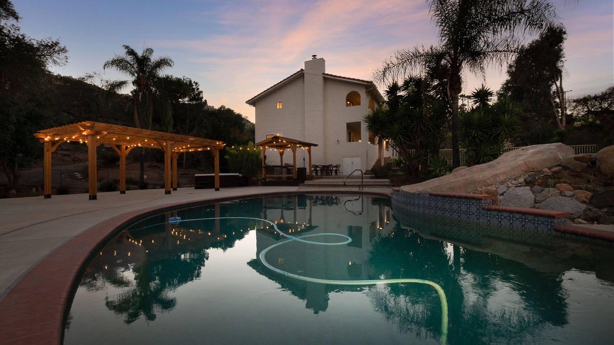 North Ridge House | Spanish Casita With Game Room/Putting Green/Beach VolleyBall/Pool Slide/Hottub!