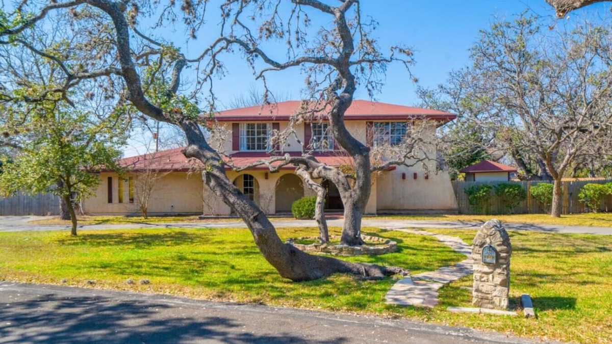 Leon Valley House | Spanish Villa in Leon Valley