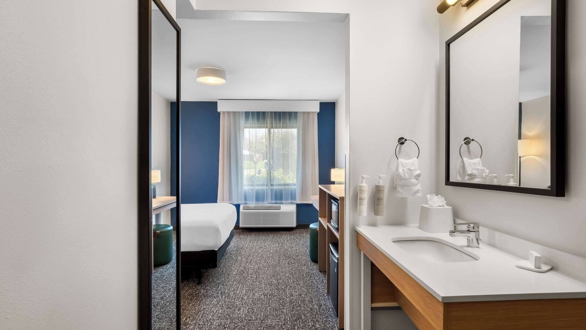 Grapevine Hotel | Spark by Hilton Grapevine DFW North