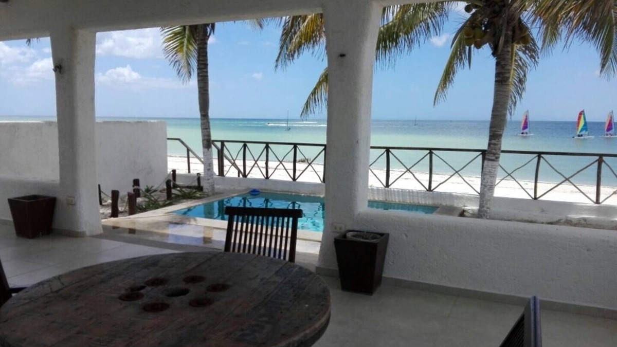 San Benito House | Sparkling Beachfront Pool Satelite TV and WIFI