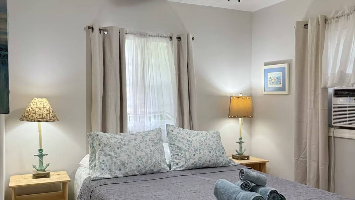 Southwest Cottage | Sparkling Clean 2BR Suite in WPB w. King Bed, Bunk Bed