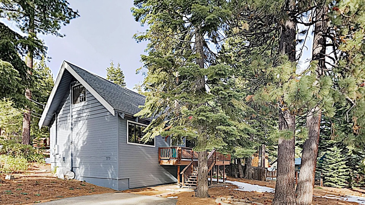Pioneer Trail Cabin | Sparkling Mountain-View Cabin on Corner Lot - 2 Blocks to Trails