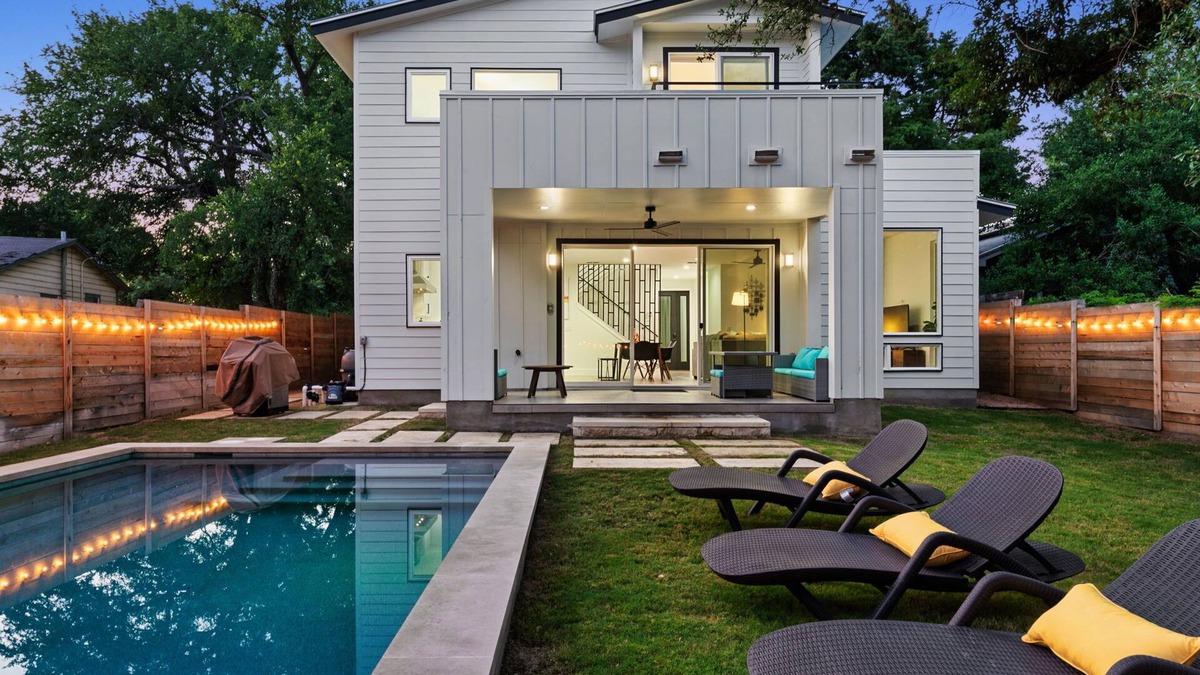 Rosewood House | ~Sparkling New Home~ Pool & Perfection 2M to DT!