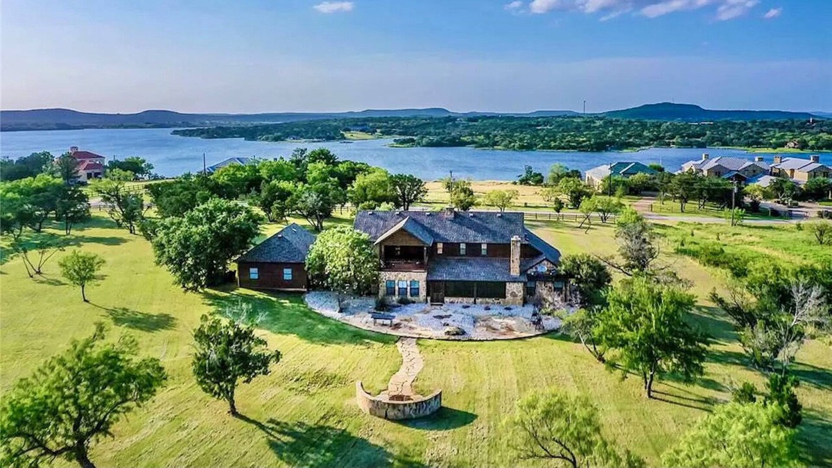 Palo Pinto County House | SPARKLING POOL Gorgeous 6 Bed 5 Bath on 3 Acres