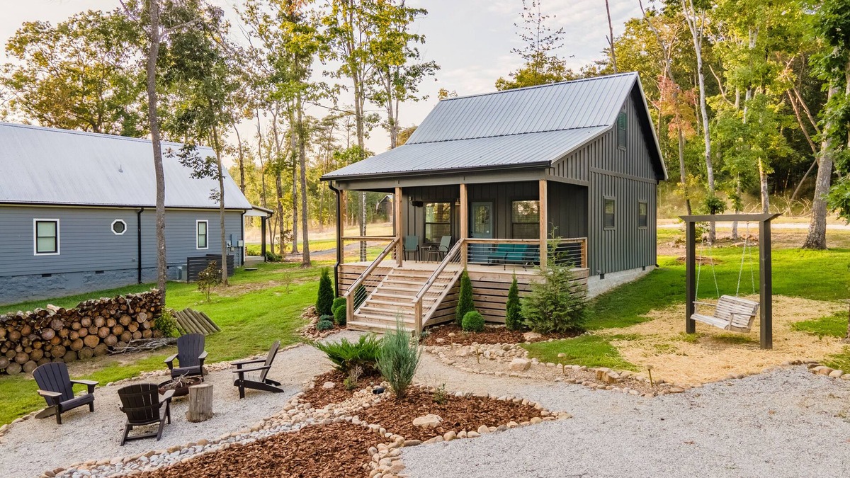 Tracy City Cabin | Sparks Fly/The Retreat at Water's Edge/2 Kayaks, 1 Canoe, 1 Paddle Board