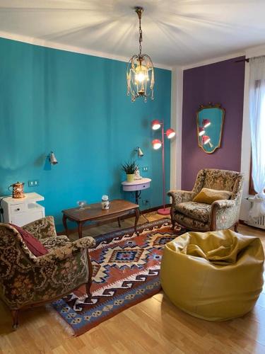 Province of Bologna Apartment | SpazioViola appartamento intimo boho style uno spazio magico per l'energia che si respira in un palazzo della vecchia Bologna Qui nulla è perfetto ma tutto racconta No Wi-Fi No aria condizionata
