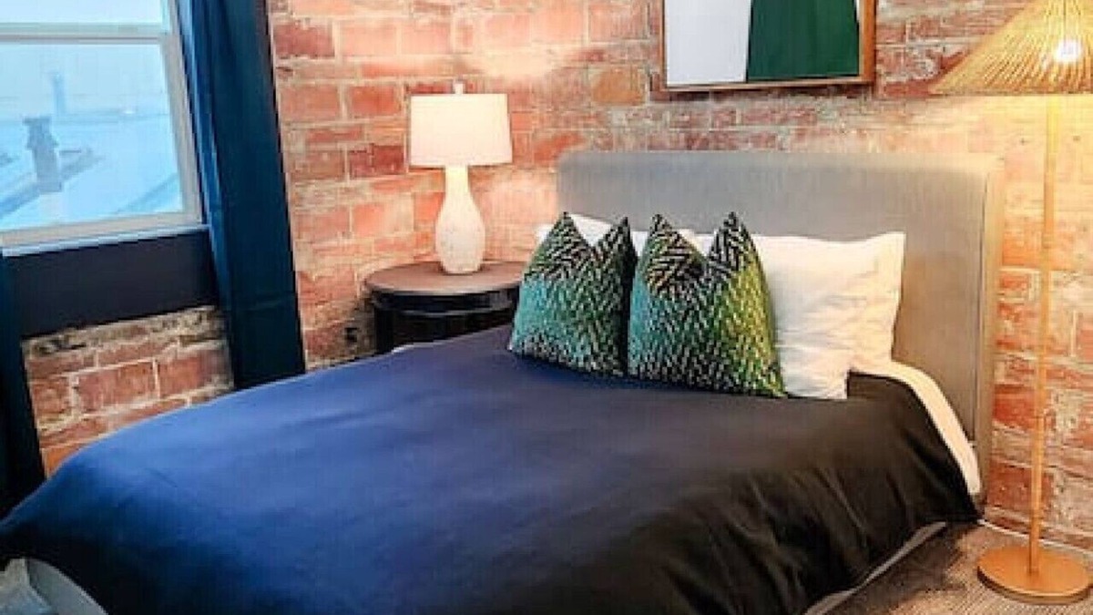 Nevada City Hotel | Speakeasy Queen Room (Rm 7)