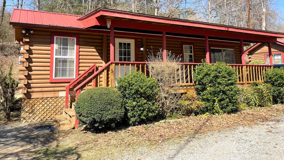 Cherokee Cabin | SPECIAL *January 20% off* 10 minute drive to Cherokee