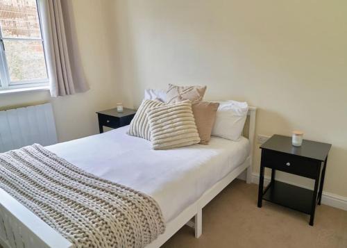 Wokingham Apartment | Specious 2-Bed Hideaway in Wokingham, En-Suite, Free Wi-Fi & Parking, Sleeps 4