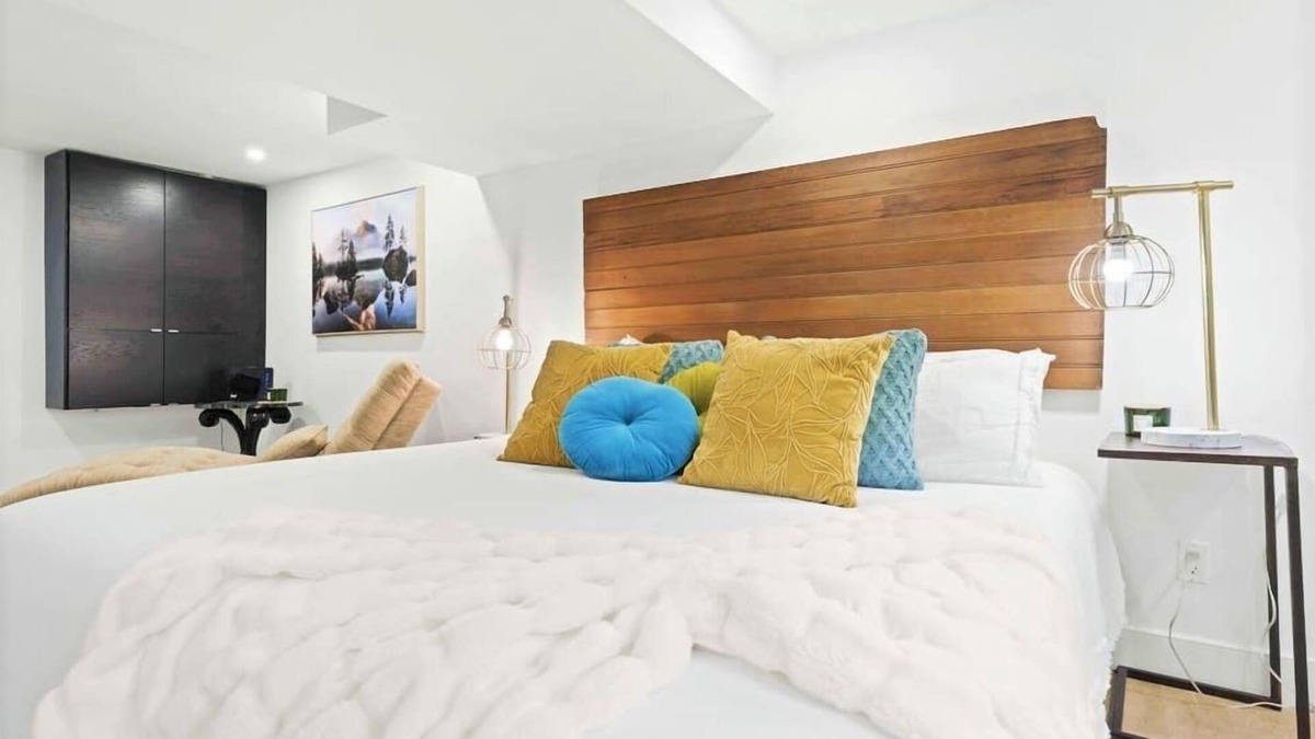 Burlington Apartment | Specious & fully Private studio apt with laundry