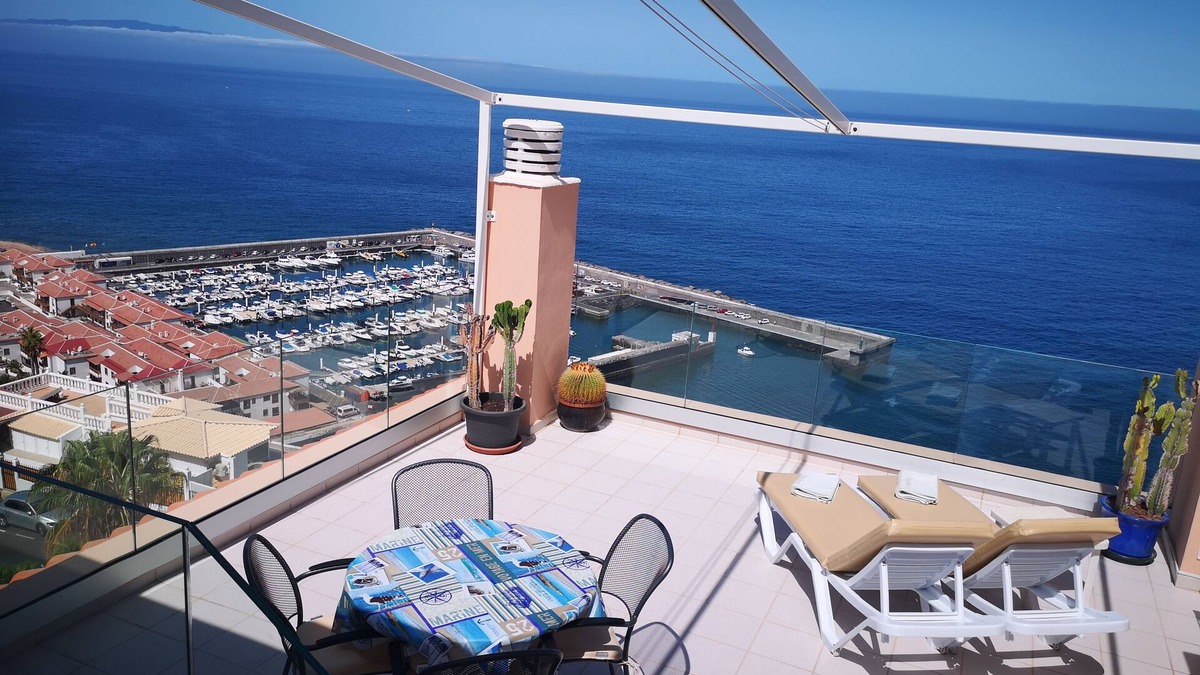 Los Gigantes Apartment | SPECTACULAR SUNNY APARTMENT WITH WIFI, POOL, PANORAMIC CLIFF & SEA VIEWS.