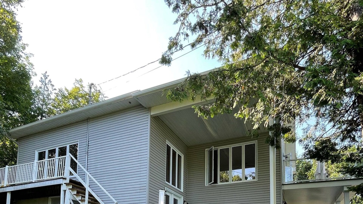 La Peche Cottage | Spectacles lake view cottage with outdoor Hot Tub, close to ski hills
