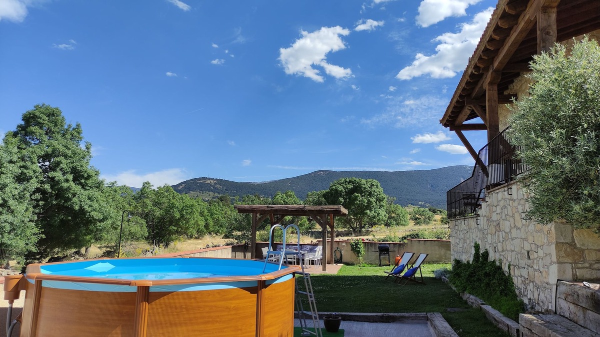 Santiuste de Pedraza House | Spectacular house with garden and pool