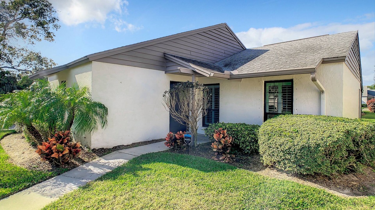 Tarpon Springs Villa | Spectacular 2Bd/2Bth Villa Nestled Between Sunset Beach & Howard Park Beach