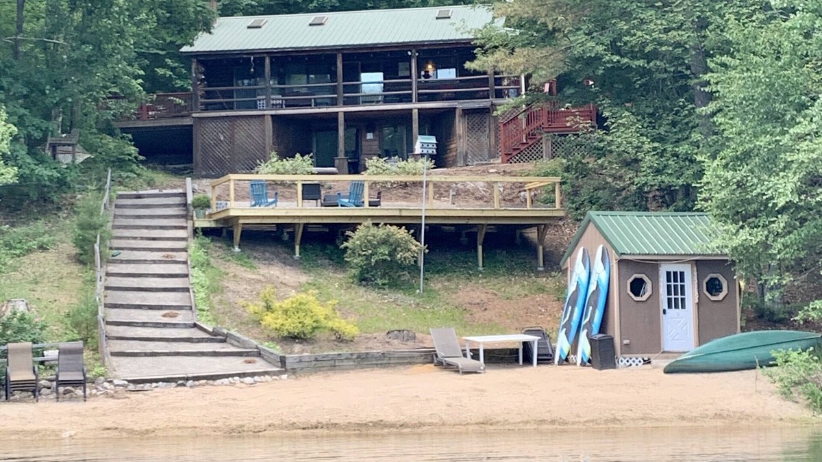 East Wakefield Cabin | Spectacular 3 BD/3BT Waterfront Log Cabin w/Hot Tub & 100' Private Sandy Beach