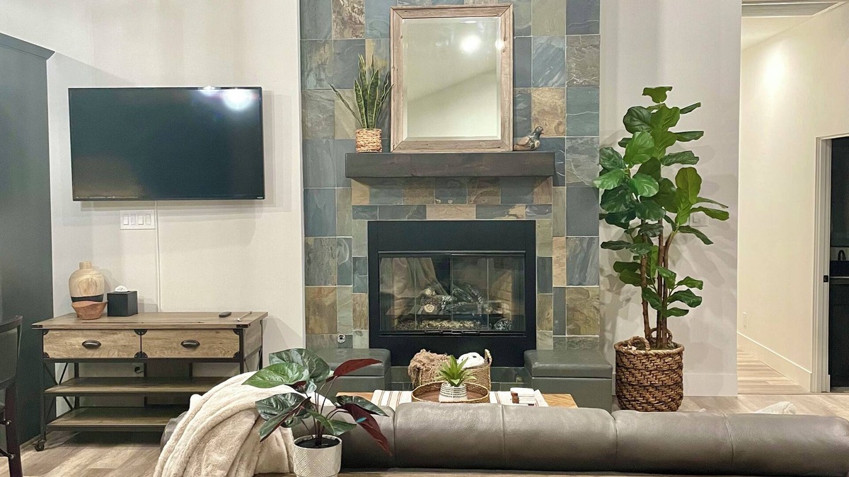 Oak Knoll Village House | Spectacular 3 bedroom mountain home with forest views close to downtown!