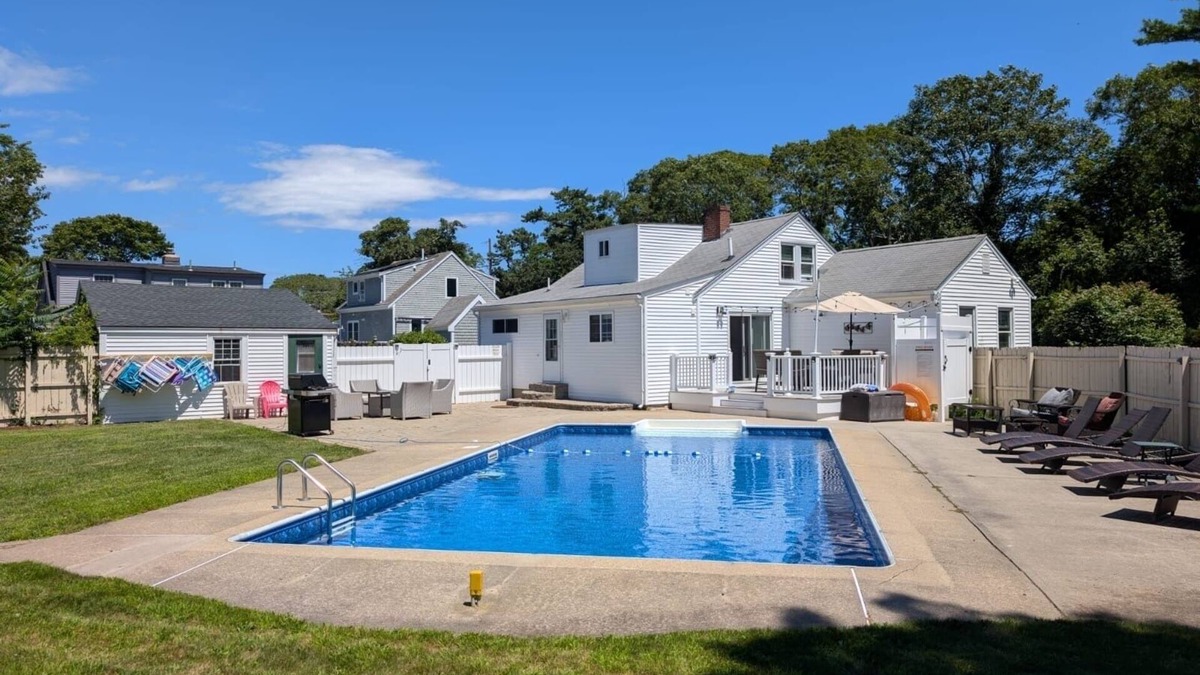 Hyannis House | Spectacular 4 Bedroom House in Hyannis, HEATED Pool, Playground&Basketball court
