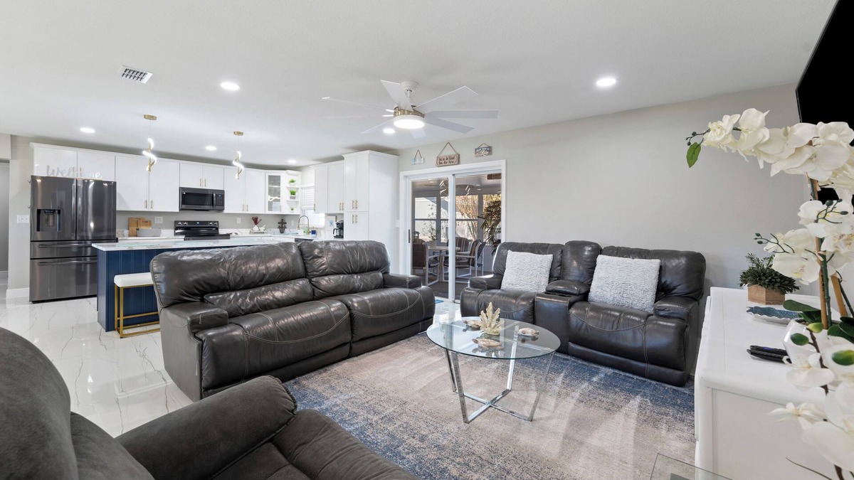 Lakeland House | Spectacular 4-Bedroom Family Pool Home