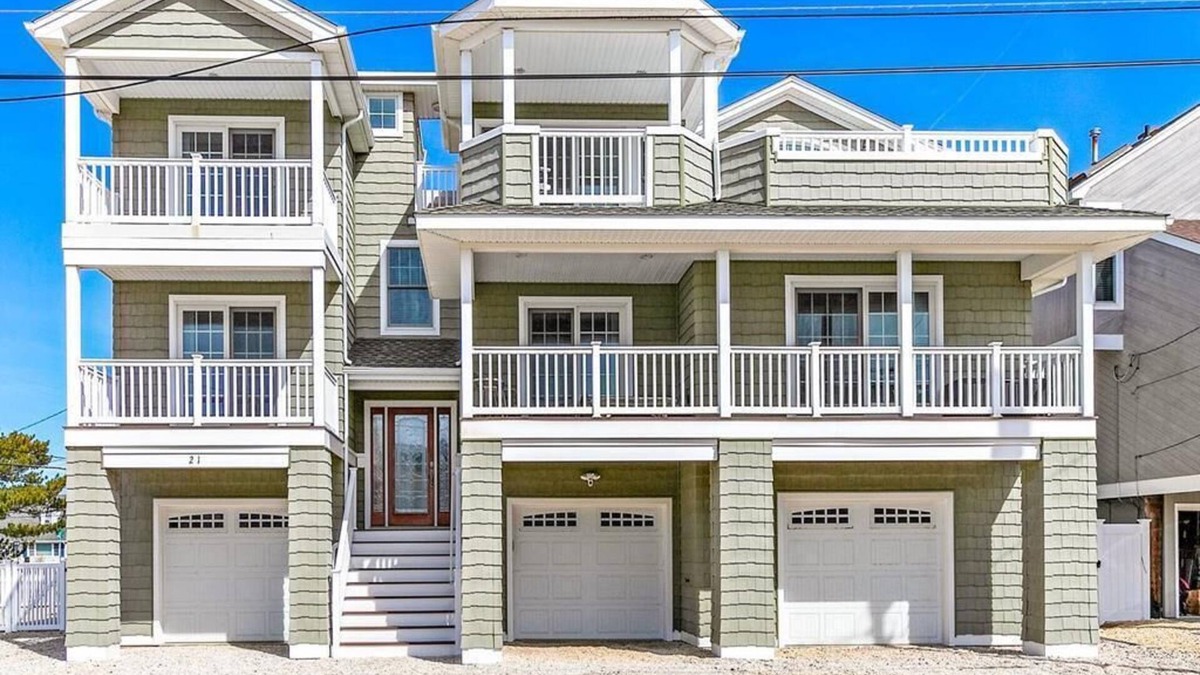 Beach Haven House | SPECTACULAR 6 BEDROOM HOME ON THE OCEANBLOCK IN BEACH HAVEN! HOT TUB!