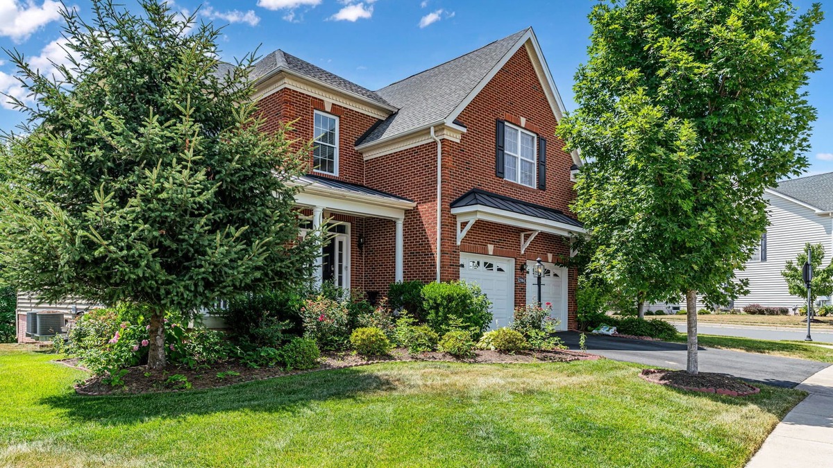 Aldie House | Spectacular 6-bedroom Spacious house with Theatre, Game Room, fitness