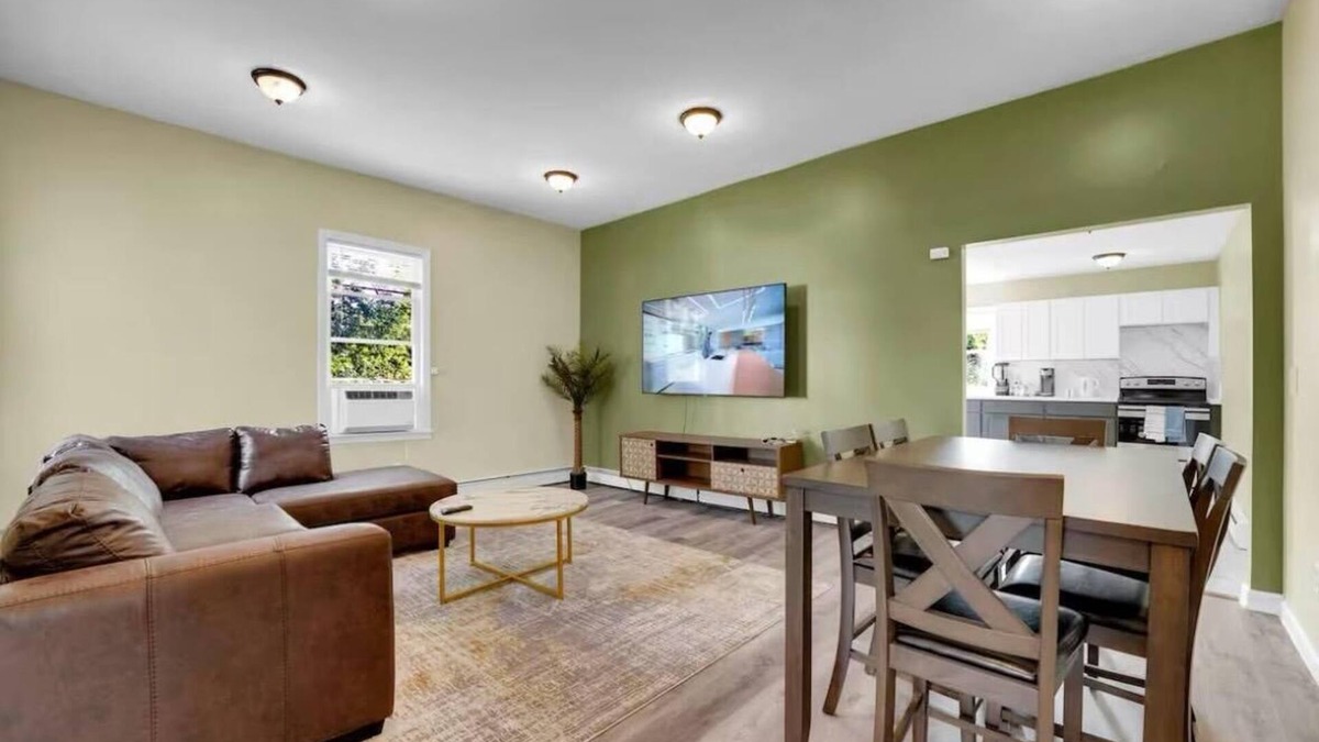 South Side Apartment | Spectacular and Spacious 3-bedroom apartment with AC and heater in Mount Vernon.