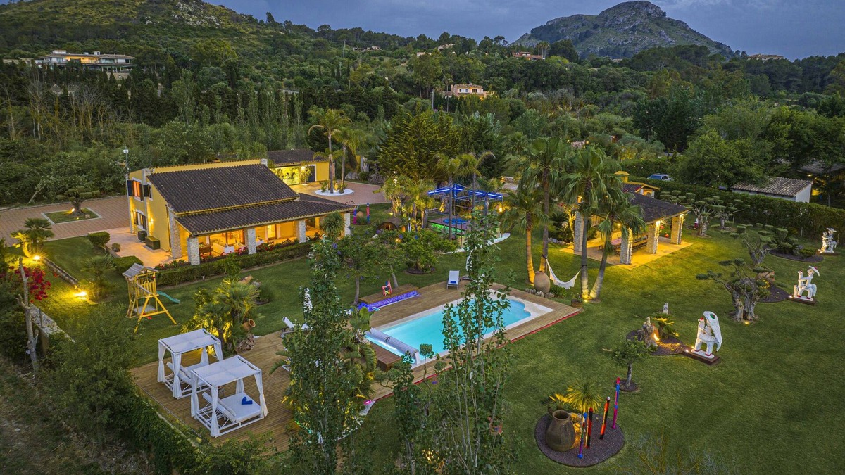 Alcudia Ski Chalet | Spectacular Estate Of 10.000 M2. Summer and Winter, climatized pool