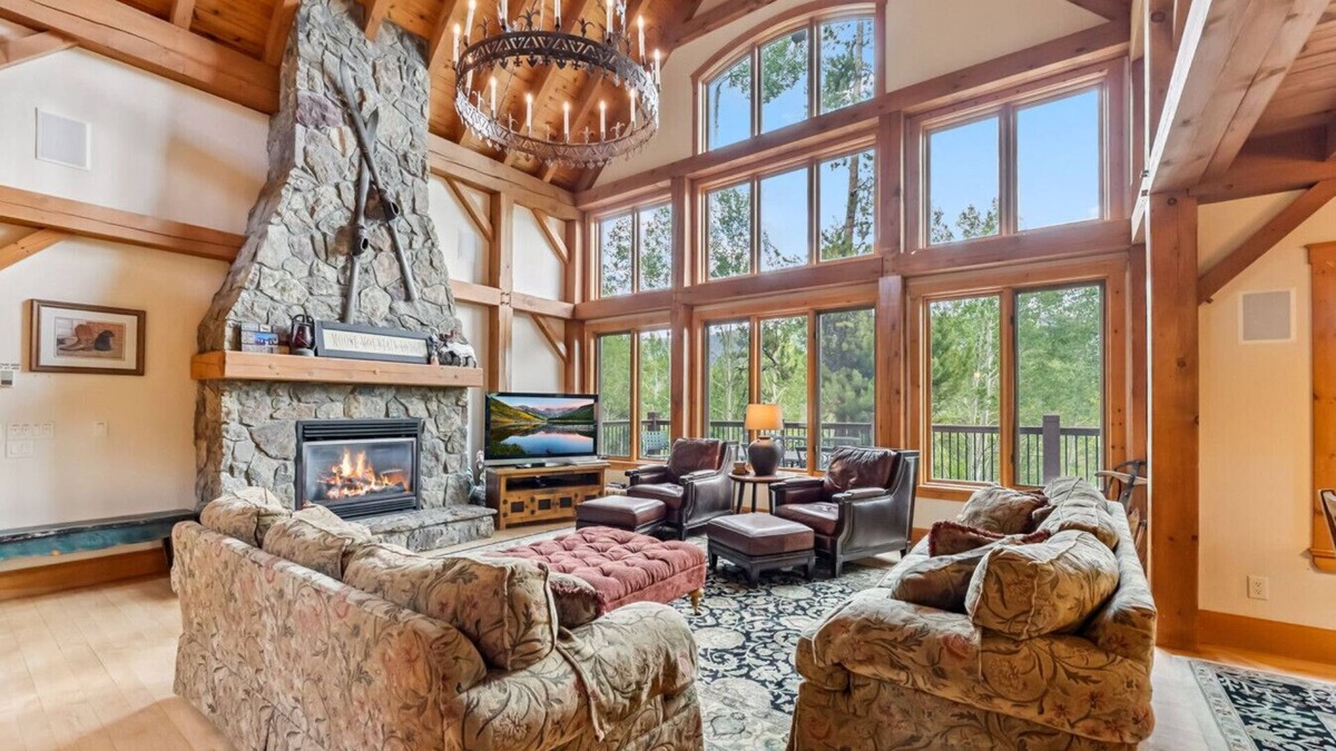 Three Peaks House | Spectacular home close to slopes, private hot tub,
