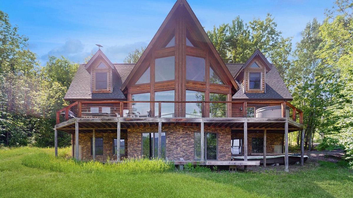 Easton House | Spectacular home w/views, expansive deck & hot tub; close to skiing & hiking