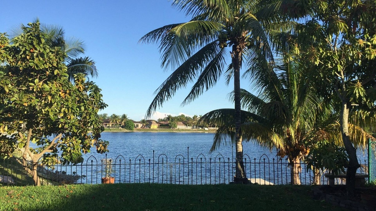 Ludlam House | Spectacular Lake View Home for large families!!!