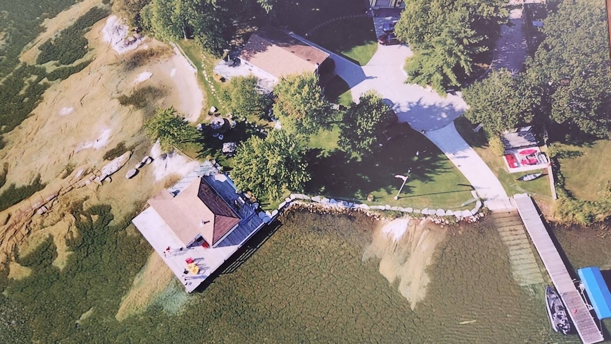 Washago Cottage | Spectacular Lakefront Cottage Retreat on Lake Couchiching sitting on 3/4 acres.