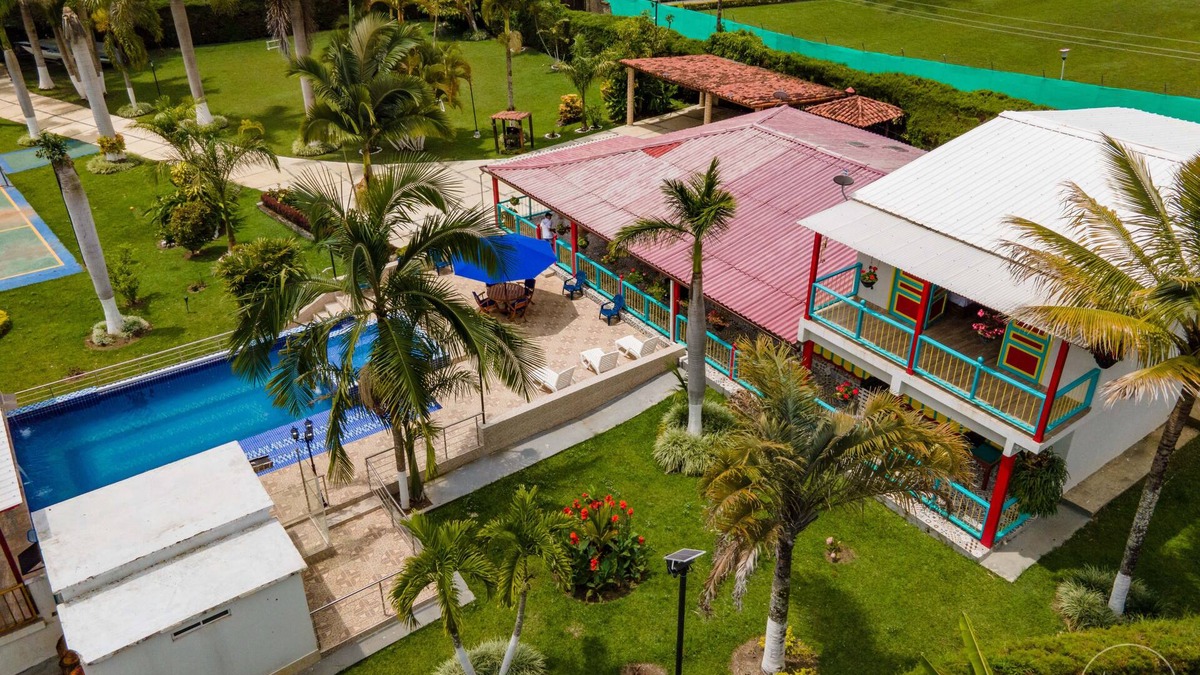 Calima Villa | Spectacular Large Farm in Lake Calima