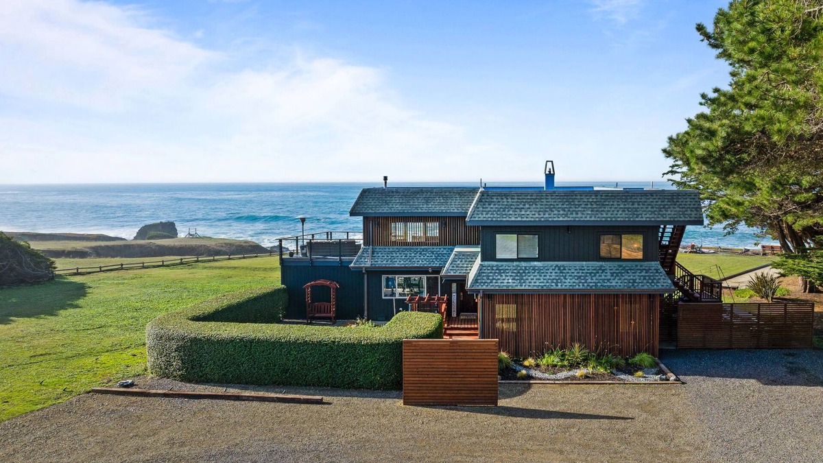 Fort Bragg House | SPECTACULAR OCEAN FRONT 5 BEDROOM HOME WITH ULTRA FAST WIFI