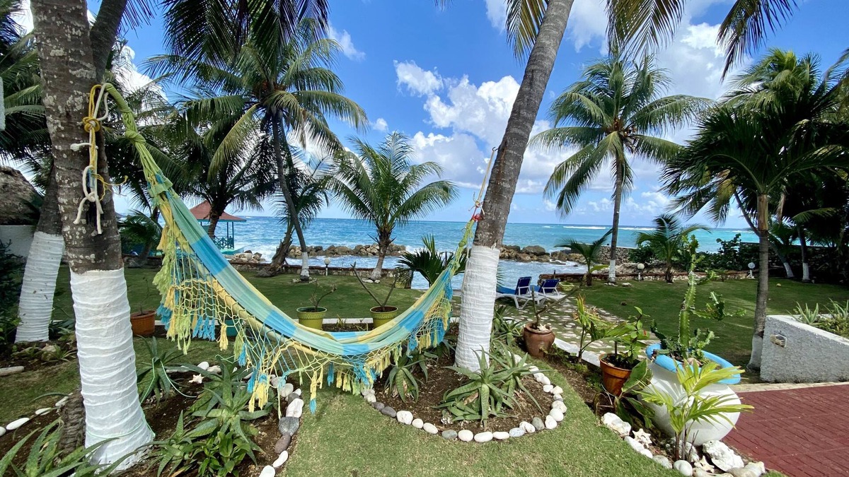 Tower Isle Apartment | SPECTACULAR OCEAN FRONT VIEW, WI FI, POOL, AC, PRIVATE SWIMMING AREA, SECURITY