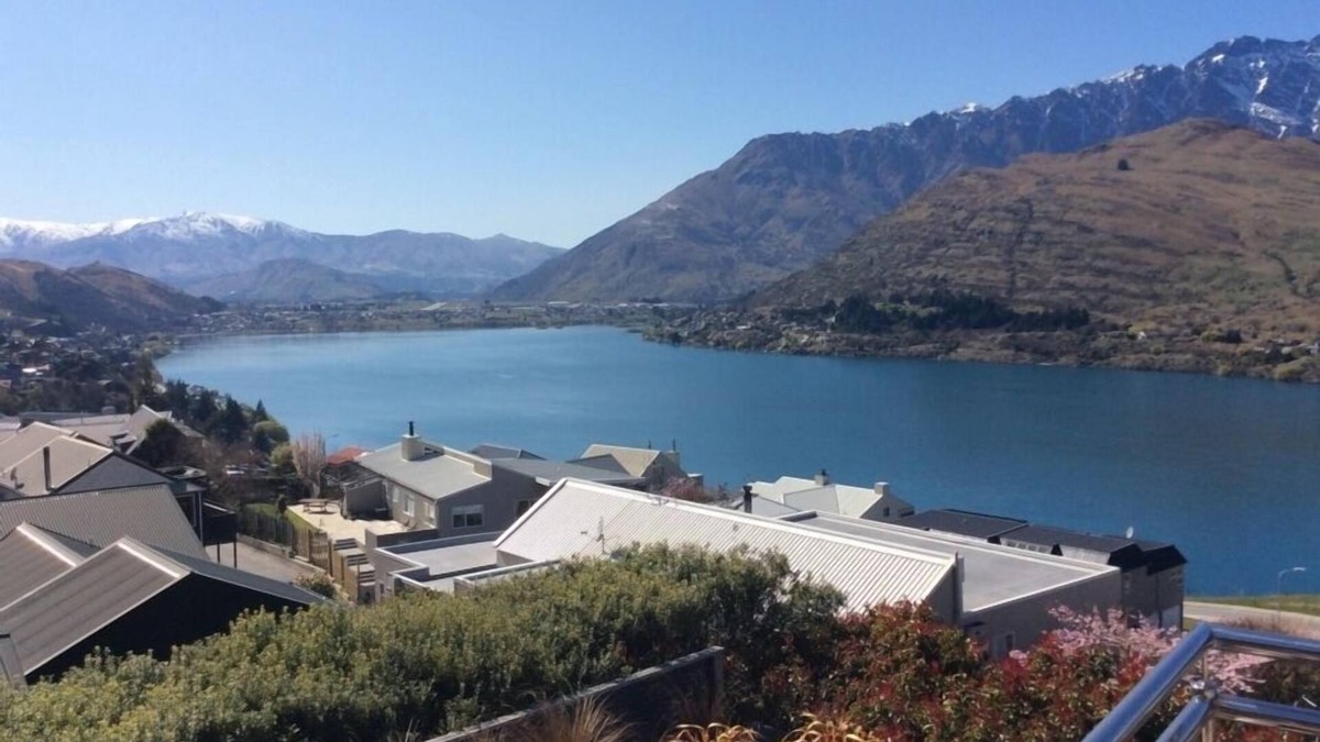 Queenstown House | Spectacular Queenstown Hill Lake views