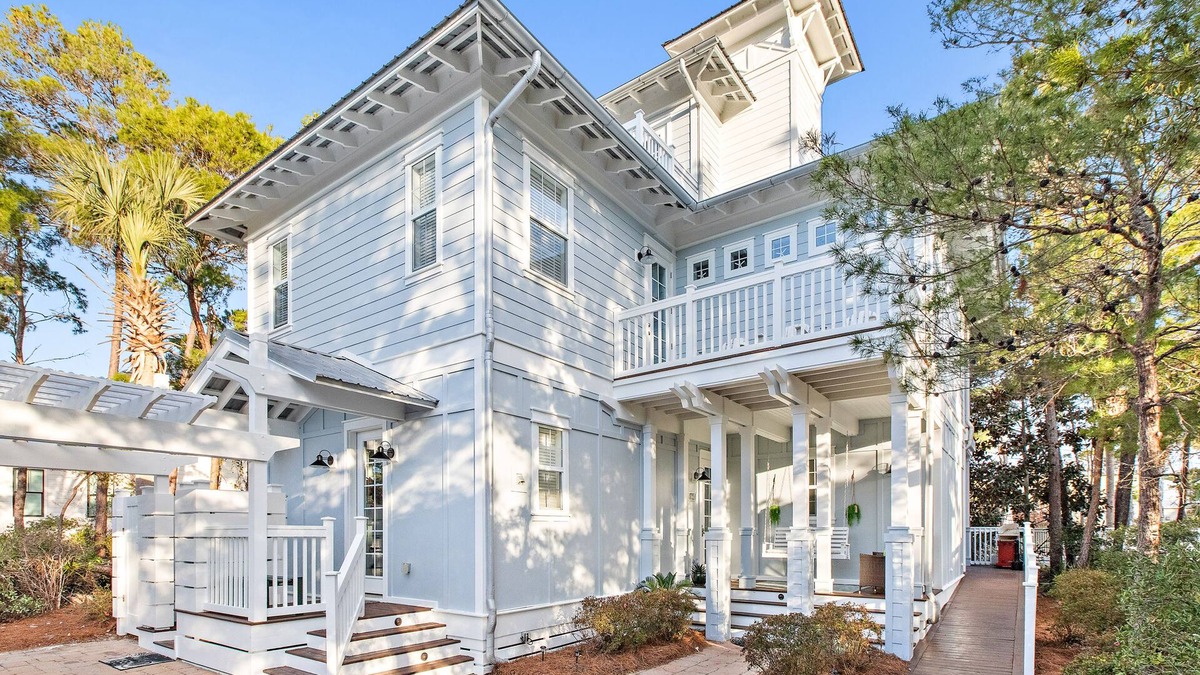 Greenway Park House | Spectacular retreat with furnished balconies & community pool