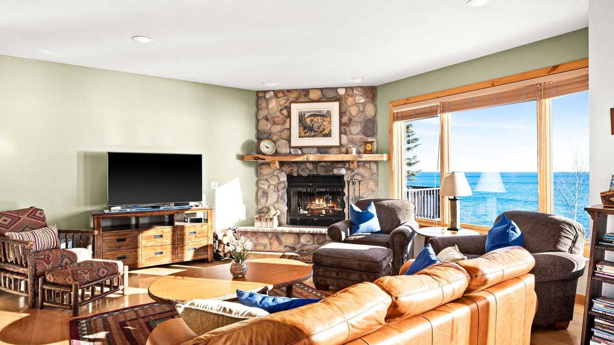 Beaver Bay House | Spectacular Retreat Right On Lake Superior Upscale Beautiful Decor'