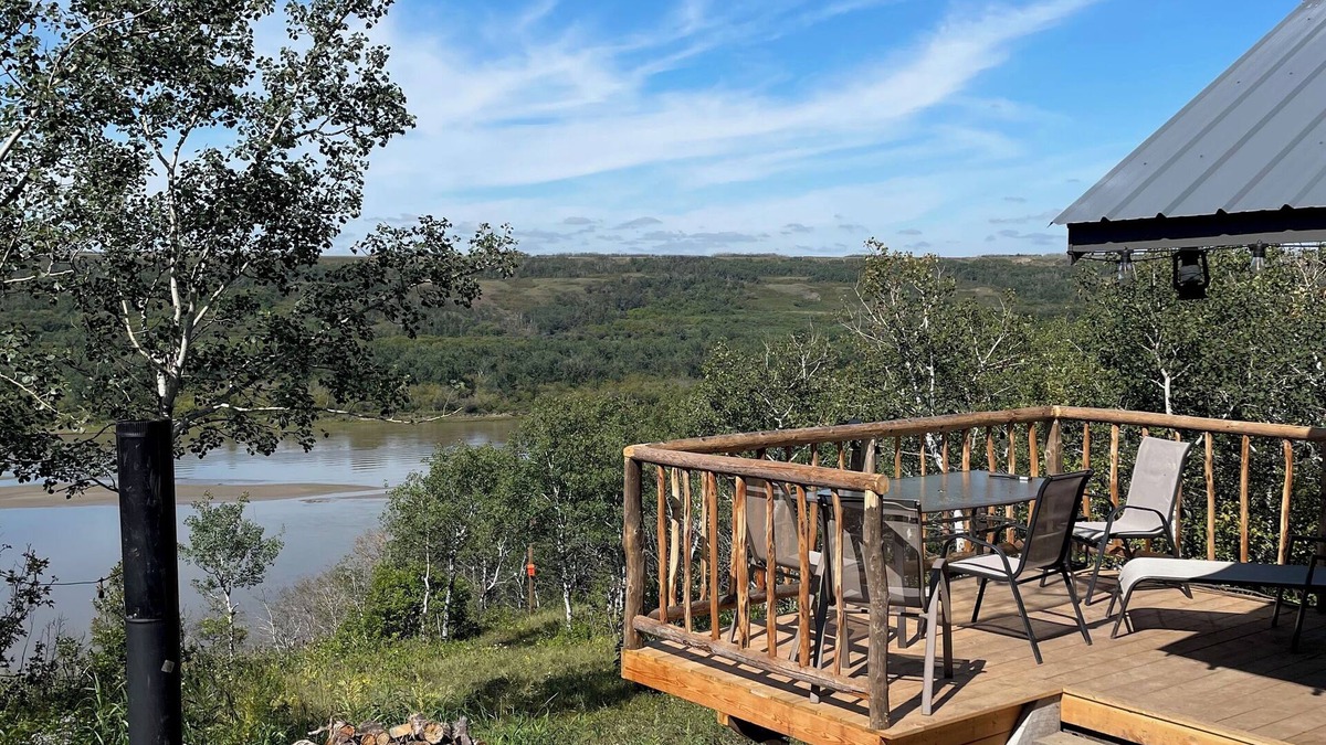Hepburn Cabin | Spectacular Rustic & Cozy Cabin, (built for 2) running water, toilet and shower!