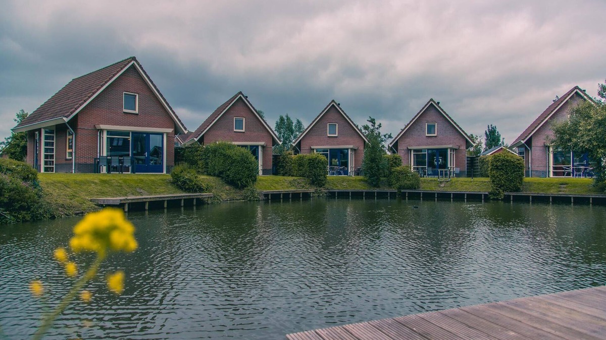 Medemblik House | Spectacular villa by the lake