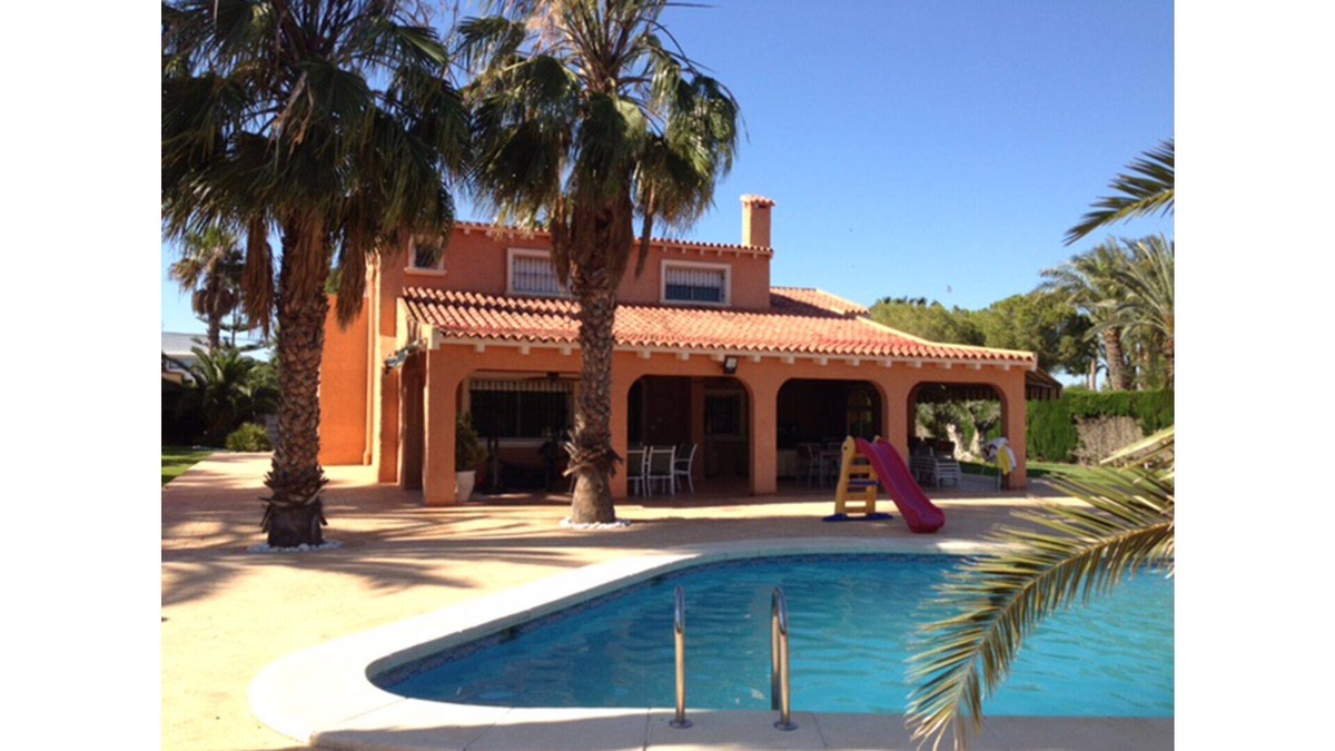 Los Arenales del Sol Ski Chalet | SPECTACULAR VILLA WITH POOL, TENNIS COURTS, FOOTBALL, BEACHES AND GOLF.