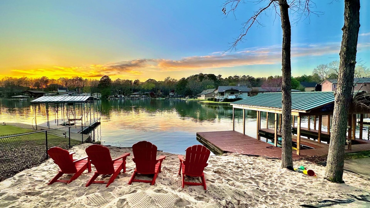 Piney House | Spectacular Waterfront Beach House w/Dock, Hot Tub, Wifi, H2O Toys & Location!