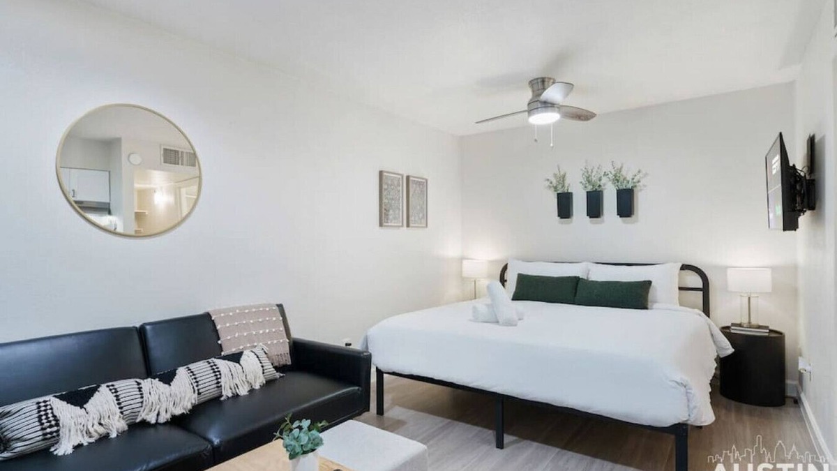 Hyde Park Apartment | Speedway #104 xxxxxx