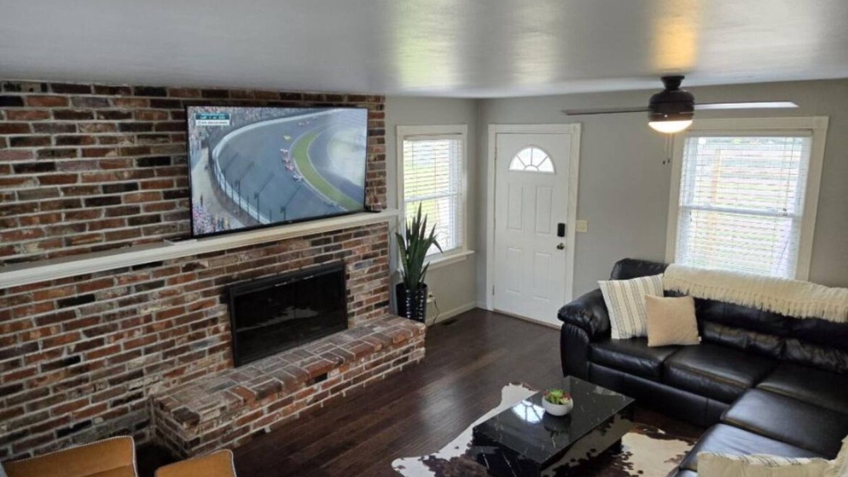 Speedway House | Speedway Large Home- 4 bed/2 bath walking distance to Motor Speedway.