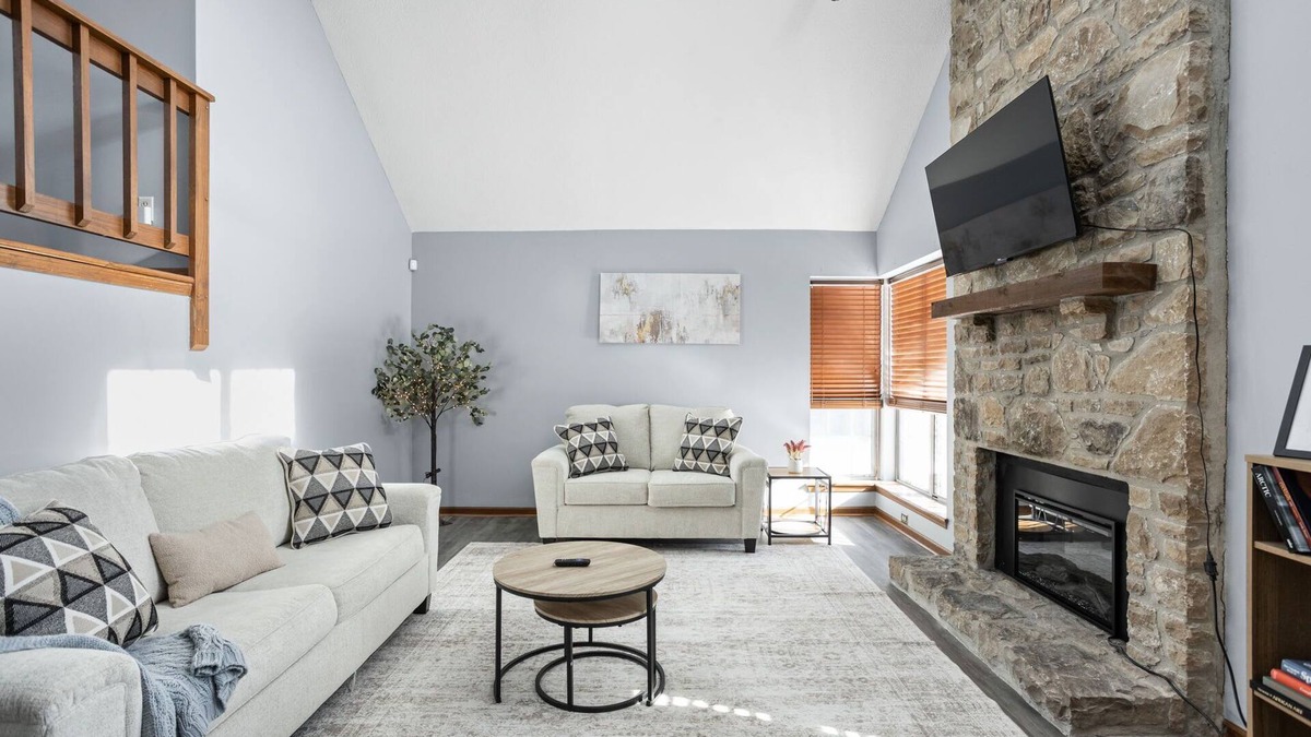 Wayne House | Speedway Retreat | Ideal for Families & Pets