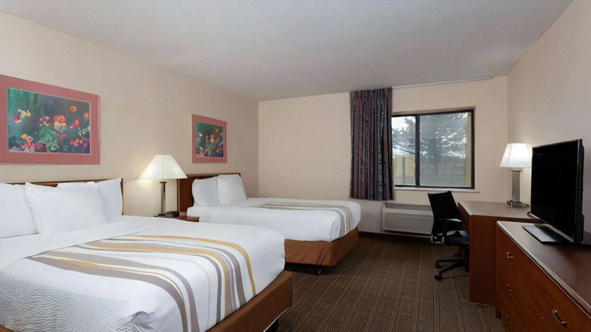 Indianapolis House | Spend a Group Vacation in Nicely Furnished Room
